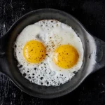 idealnie-usmazone-jajka-z-plynnym-zoltkiem-wedlug-przepisu-szefa-kuchni.webp.webp