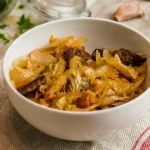 kapusta-duszona-z-cielecina-i-suszonymi-sliwkami-klasyczny-przepis.webp.webp