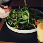 salatka-z-jarmuzu-ktora-oczyszcza-odswieza-i-dodaje-energii.webp.webp